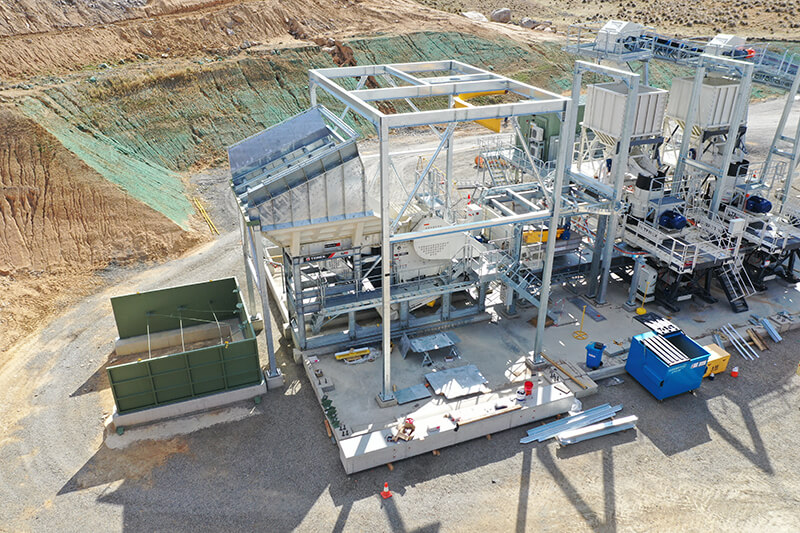 The primary station set-up with tipping grid, a self-cleaning magnet 1, secondary and tertiary cone crusher modules and conveyor 1. 