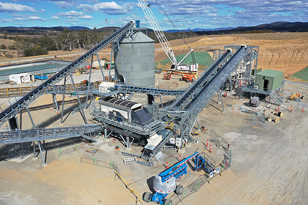 The MHS6203 screen module features a roll away chute and transfer points to conveyors.